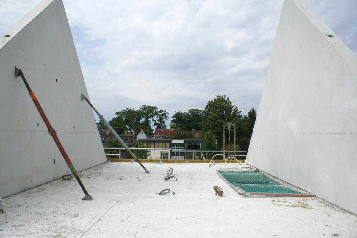 De bouw aan 123 Sprong vordert gestaag. Begin juli gingen veertien woningen in de verkoop. foto Wijnand Nijs