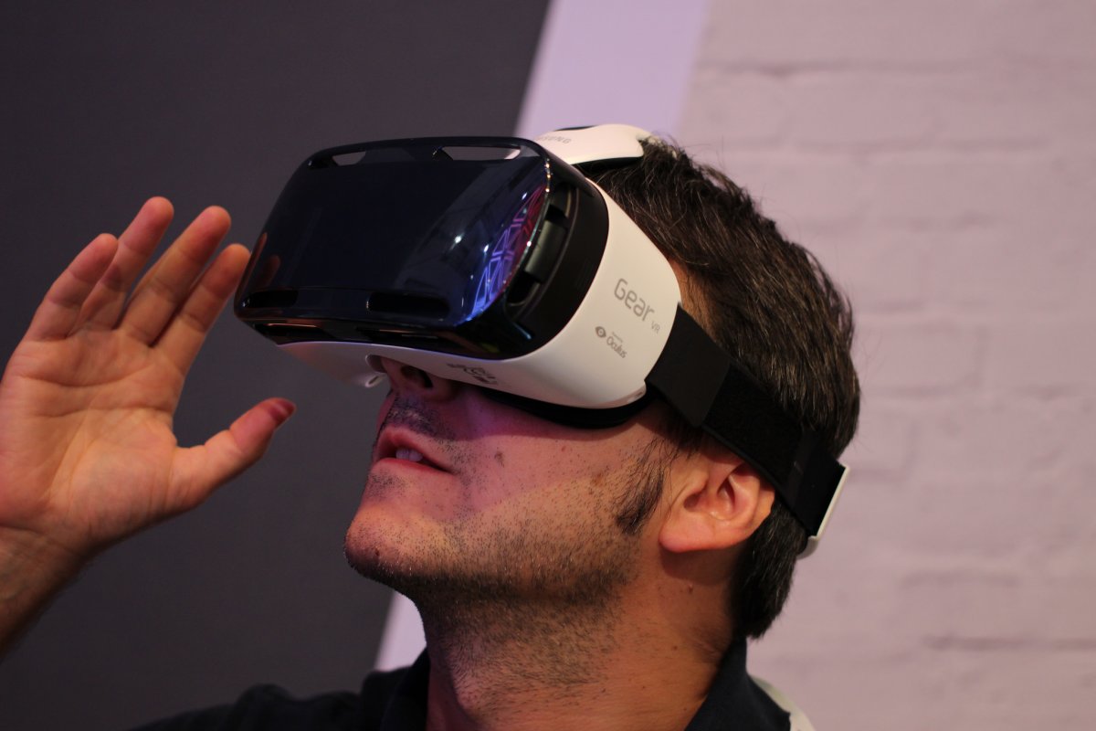 Een man bekijkt VR met een speciale bril voor een Samsung-telefoon.