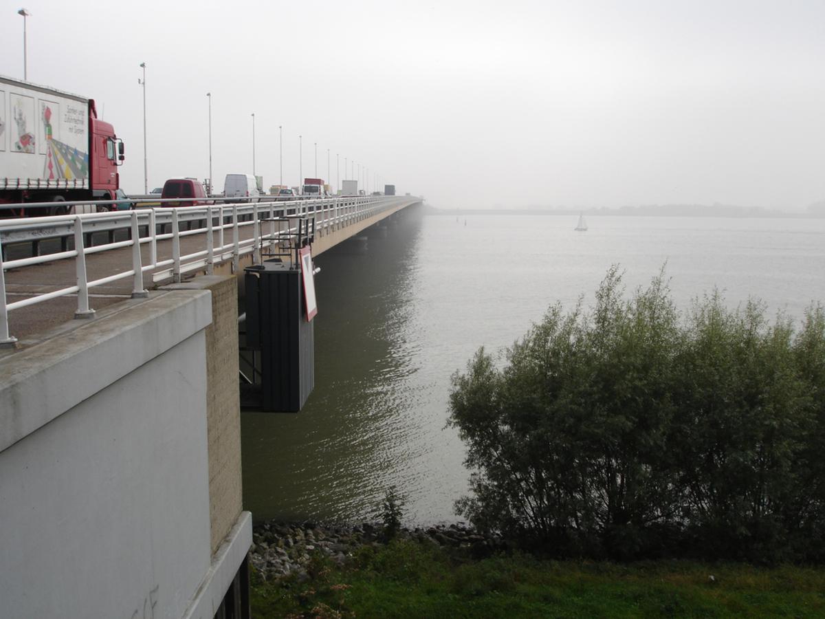 De Moerdijkbrug.