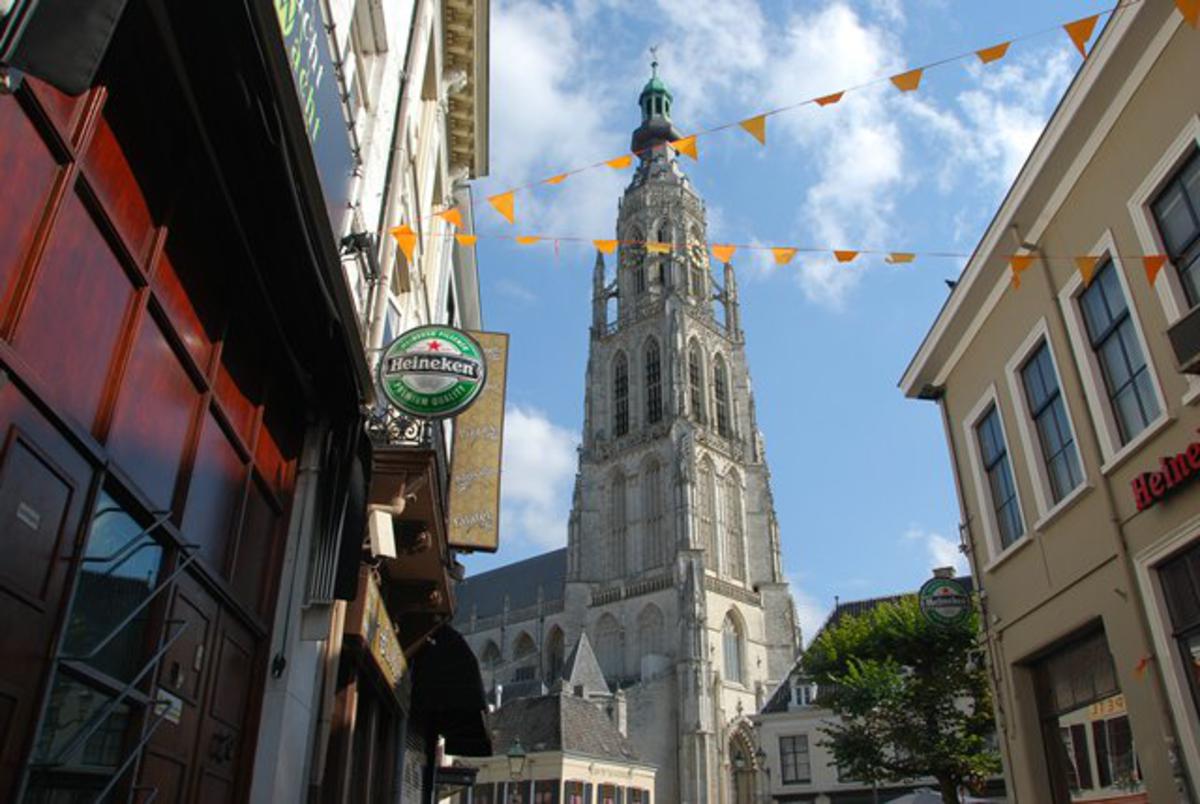 Zonnetje boven de Grote Kerk. Foto: Nico Koevoets.