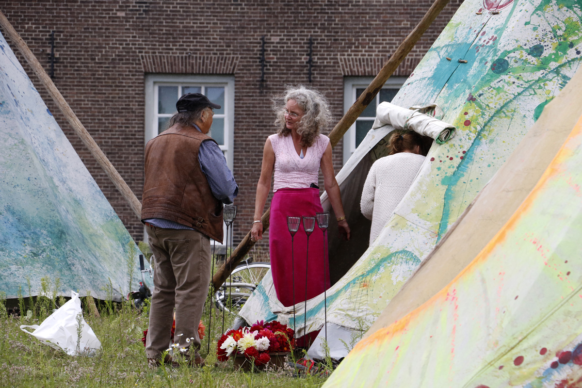 In het kader van 350 jaar Vrede van Breda staat er bij de Stadsgalerij een aantal tipi's waar van alles te doen.