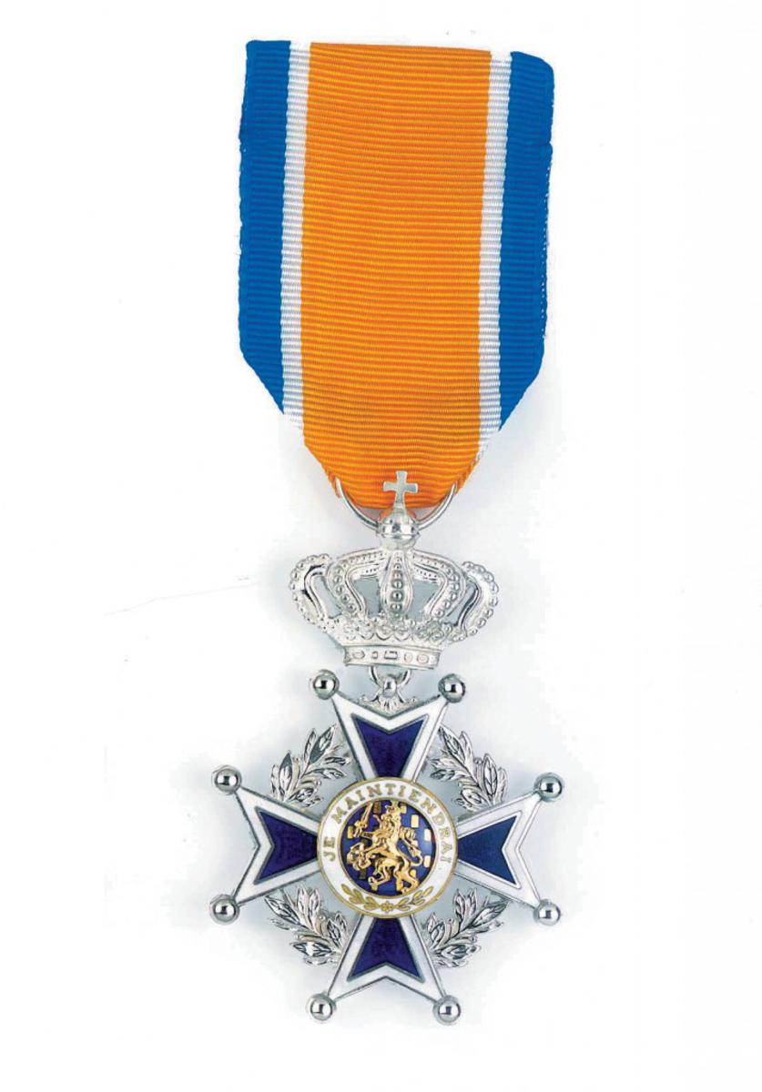 De versierselen die horen bij de Koninklijke Onderscheiding Ridder in de Orde van Oranje Nassau.