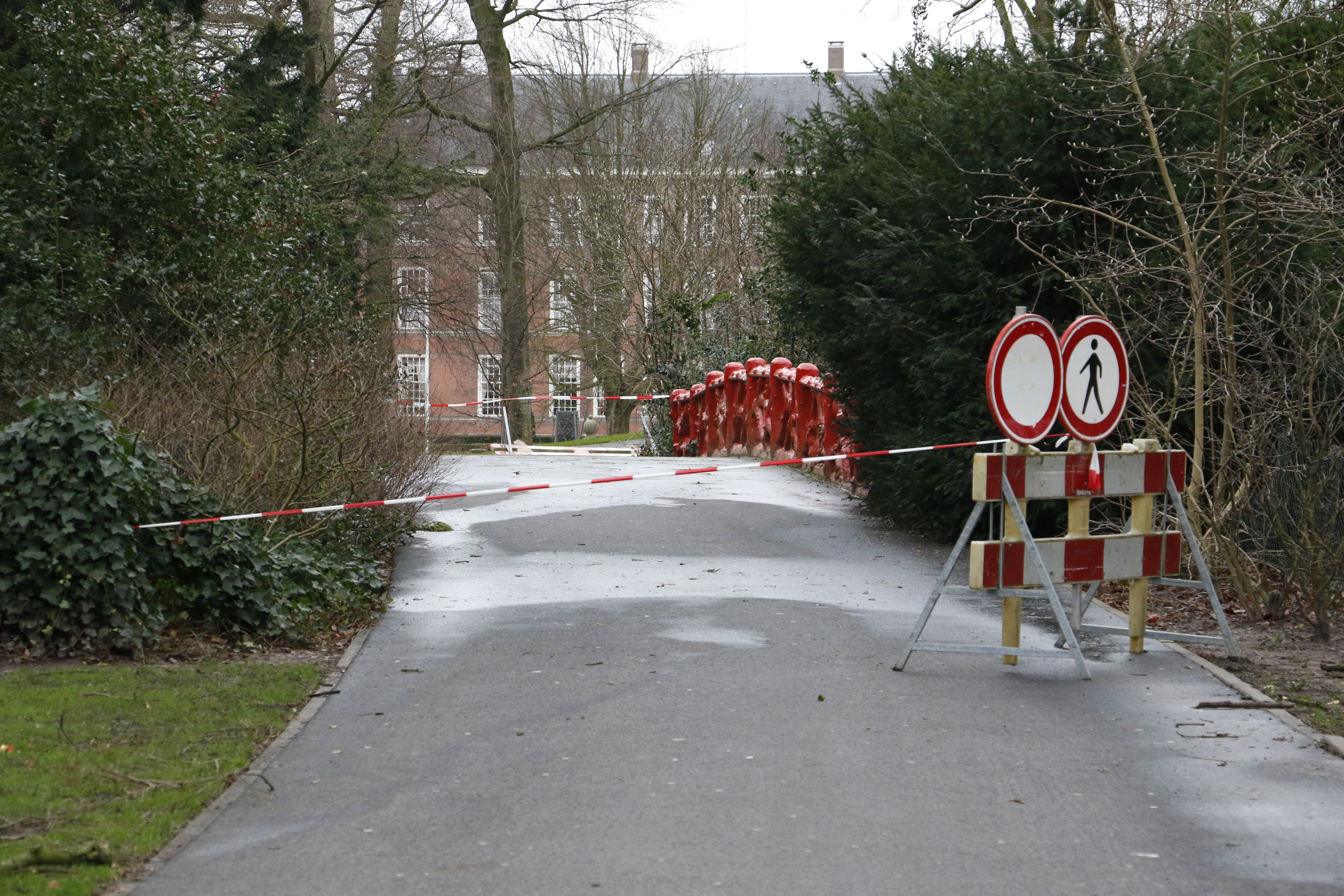 Een groot stuk van een boom waaide los en richtte schade aan, daardoor is de brug tijdelijk afgezet.