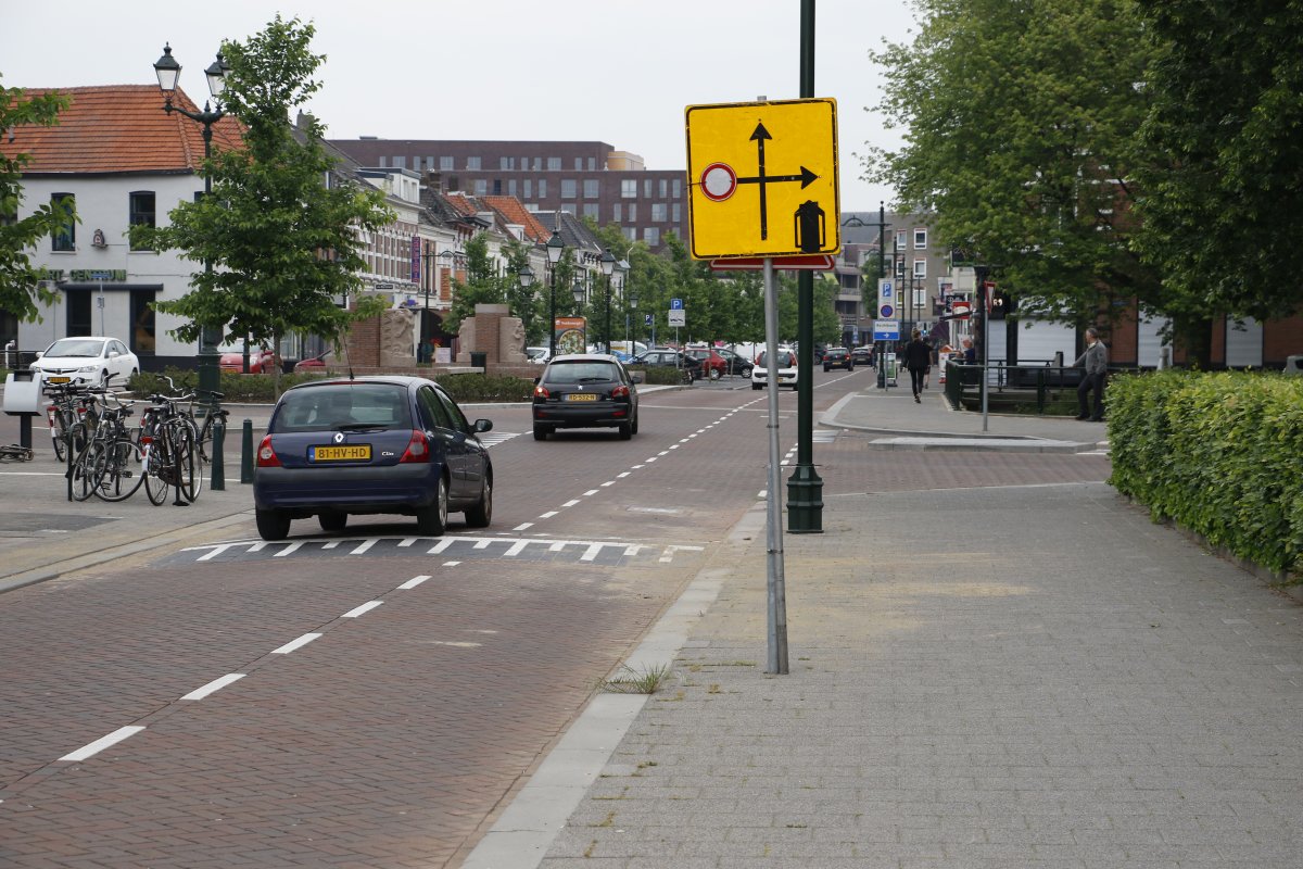 Op de kruising Haagweg-Weerijssingel is een drempel aangelegd.