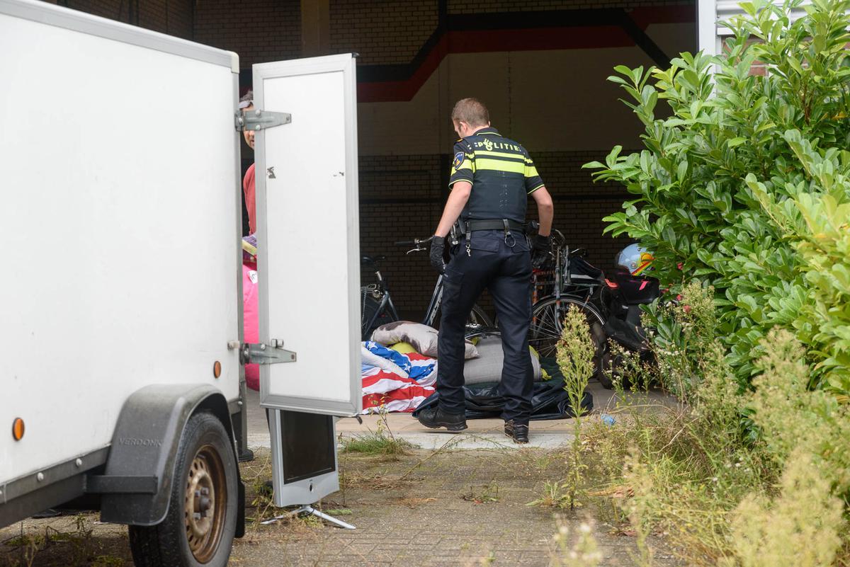 De politie heeft dinsdagmiddag een kraakpand ontruimd aan het Spinveld.