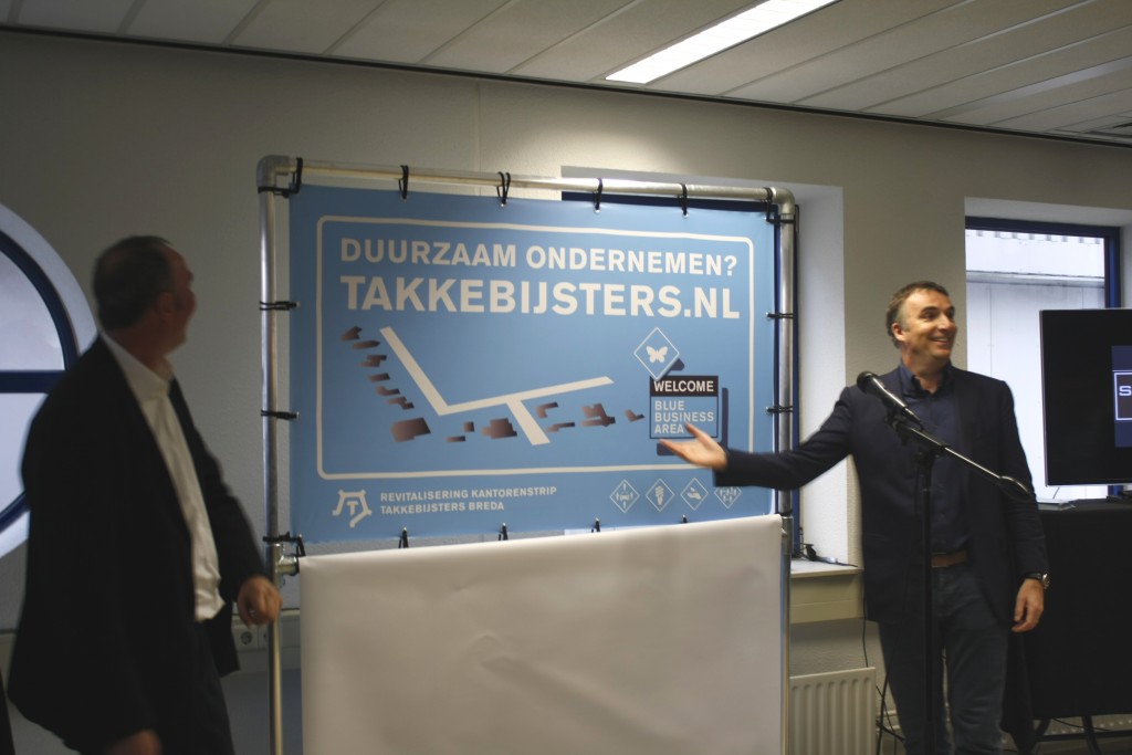 Initiatiefnemer Aert van der Goes opent samen met wethouder Cees Meeuwis het Blue Business Area.