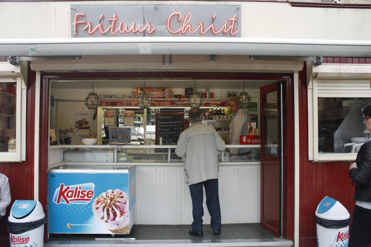 Frituur Christ krijgt een 8,5 in de AD Friettest. foto Debra van der Heide