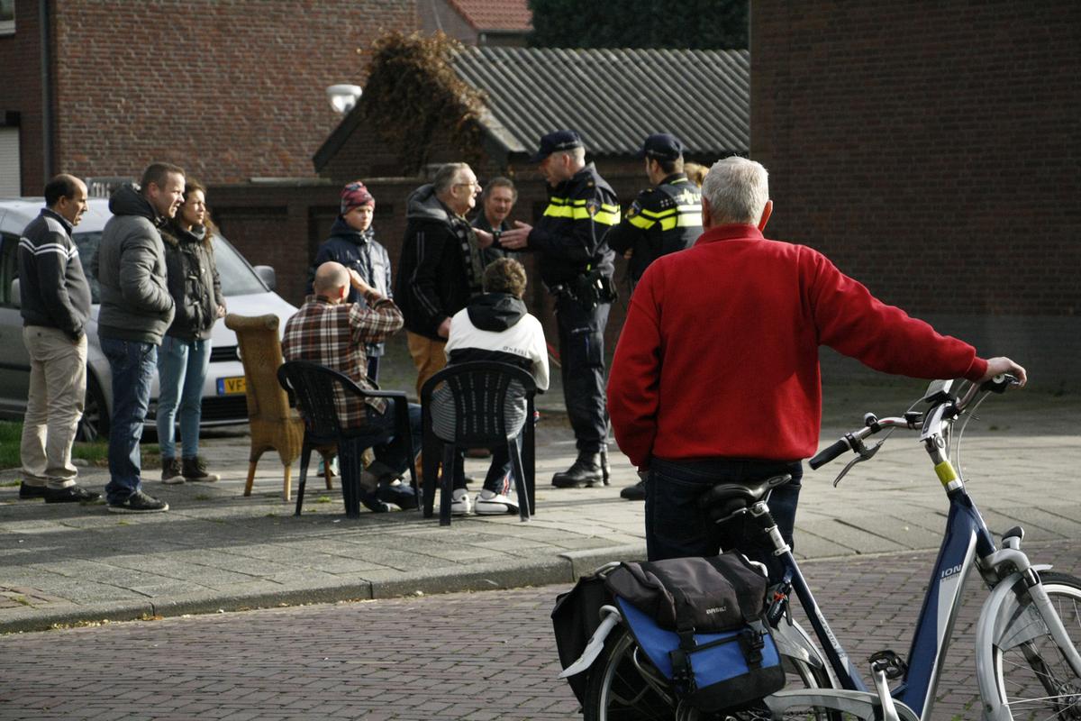 In de straat is de gewelddadige aanslag op een 63-jarige Bredanaar het gesprek van de dag. Burgemeester Paul Depla kwam met buurtbewoners praten.