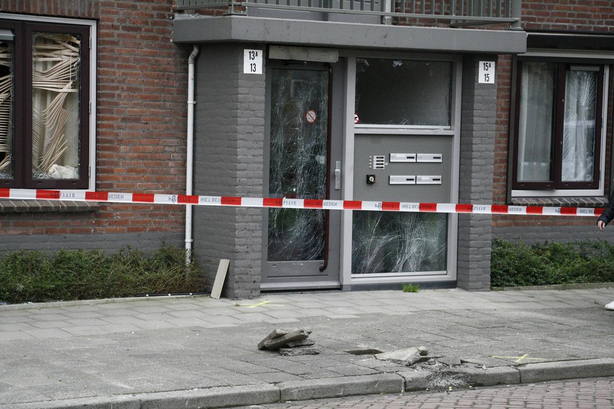 In de straat is de gewelddadige aanslag op een 63-jarige Bredanaar het gesprek van de dag. Burgemeester Paul Depla kwam met buurtbewoners praten.
