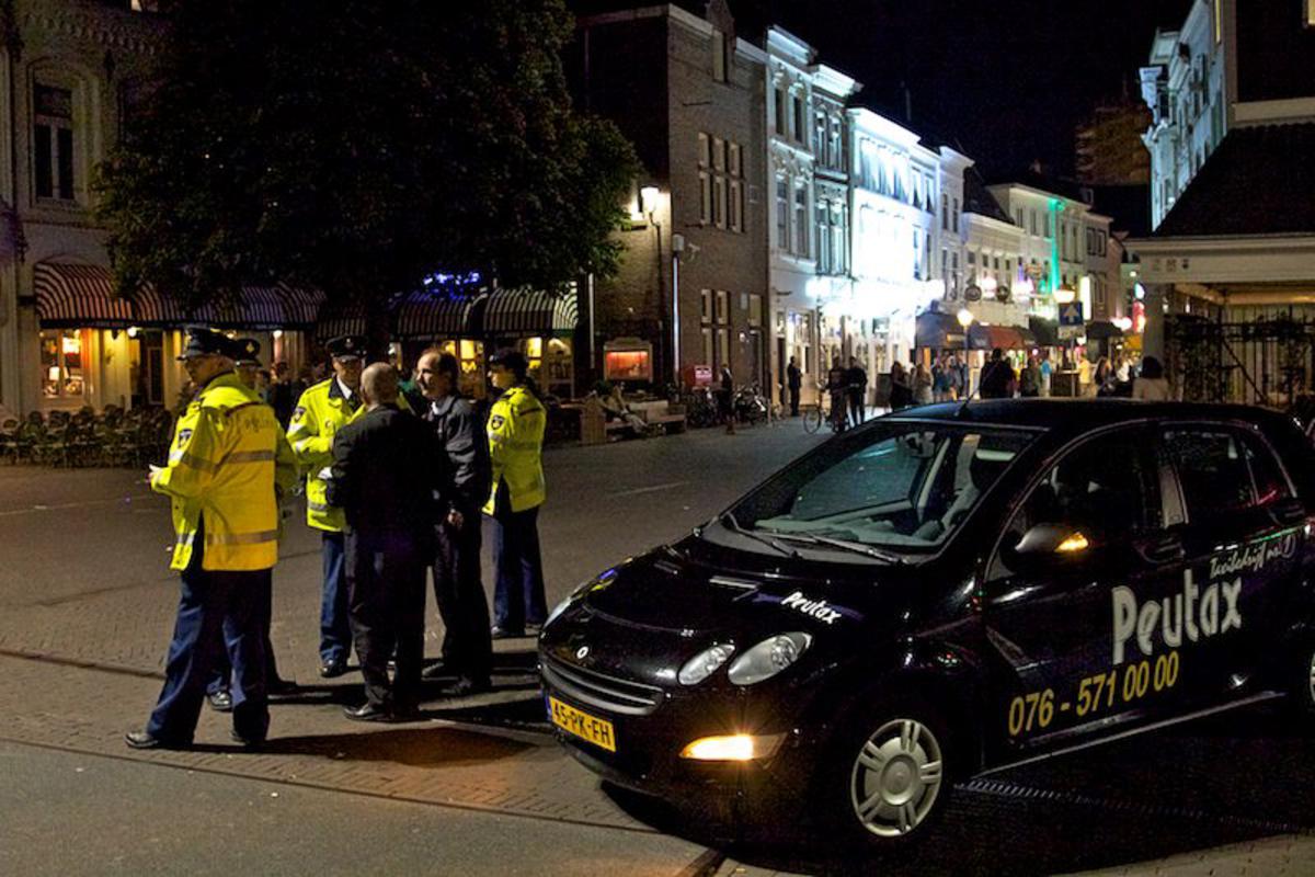 Politie en taxibranche in actie tegen de illegale taxi's bij de Hoge Brug in Breda. foto Peter Visser