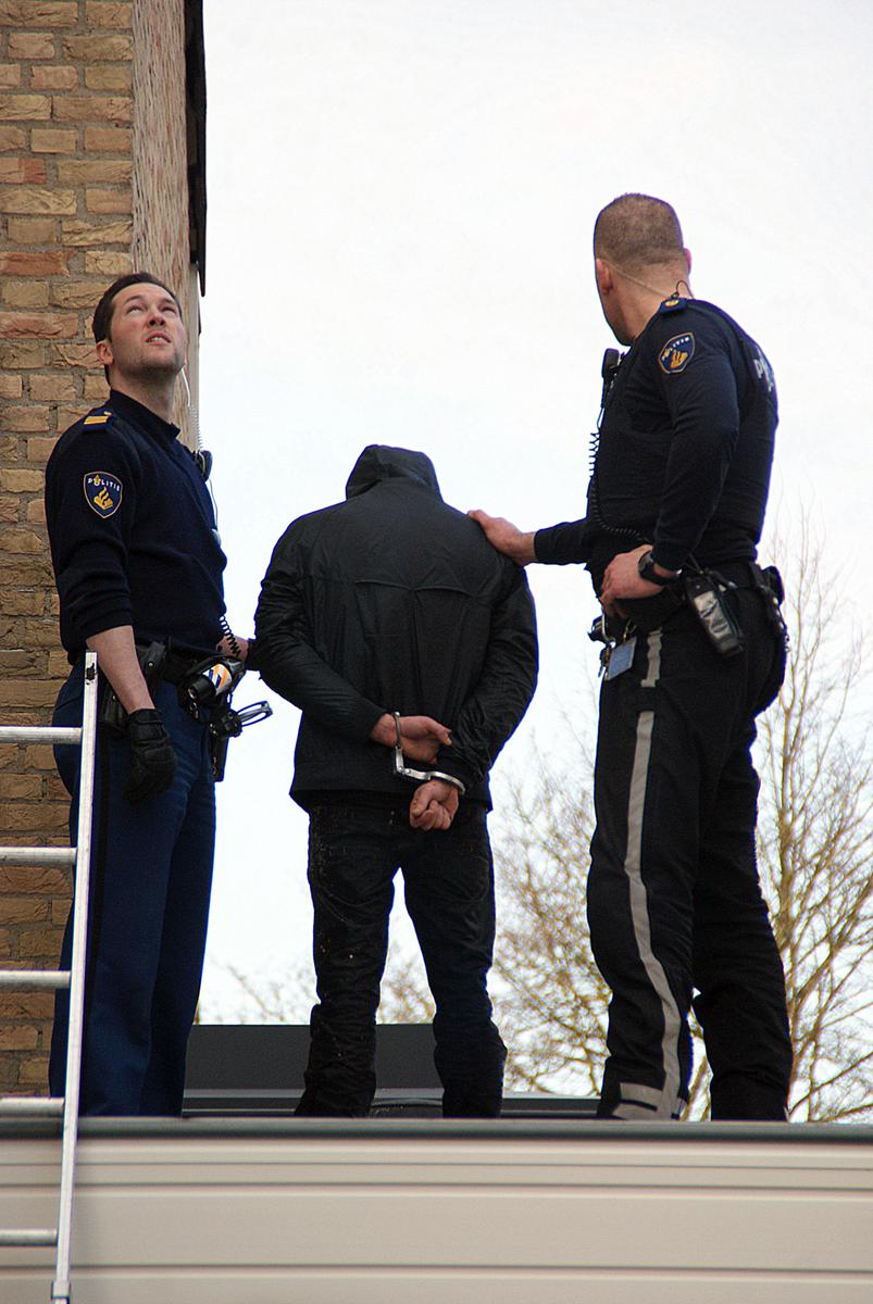 Twee inbrekers werden woensdagmiddag gearresteerd nadat een buurtbewoner de politie inseinde. foto Theo Herrings