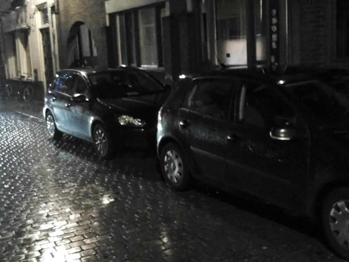 Arrestatieteam in actie in de Visserstraat in Breda. foto Pepijn Nagtzaam