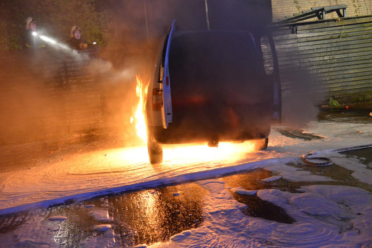 De brandweer heeft vannacht een autobrand geblust aan De Bunders in Prinsenbeek. foto Perry Roovers / SQ Vision