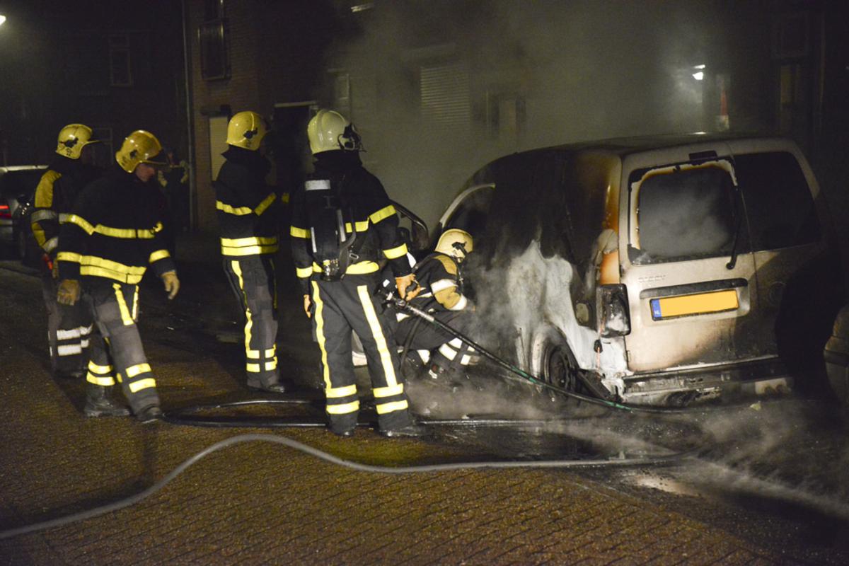 Een auto aan de Nieuwe Huizen is zondag 26 januari volledig uitgebrand. foto Perry Roovers / SQ Vision