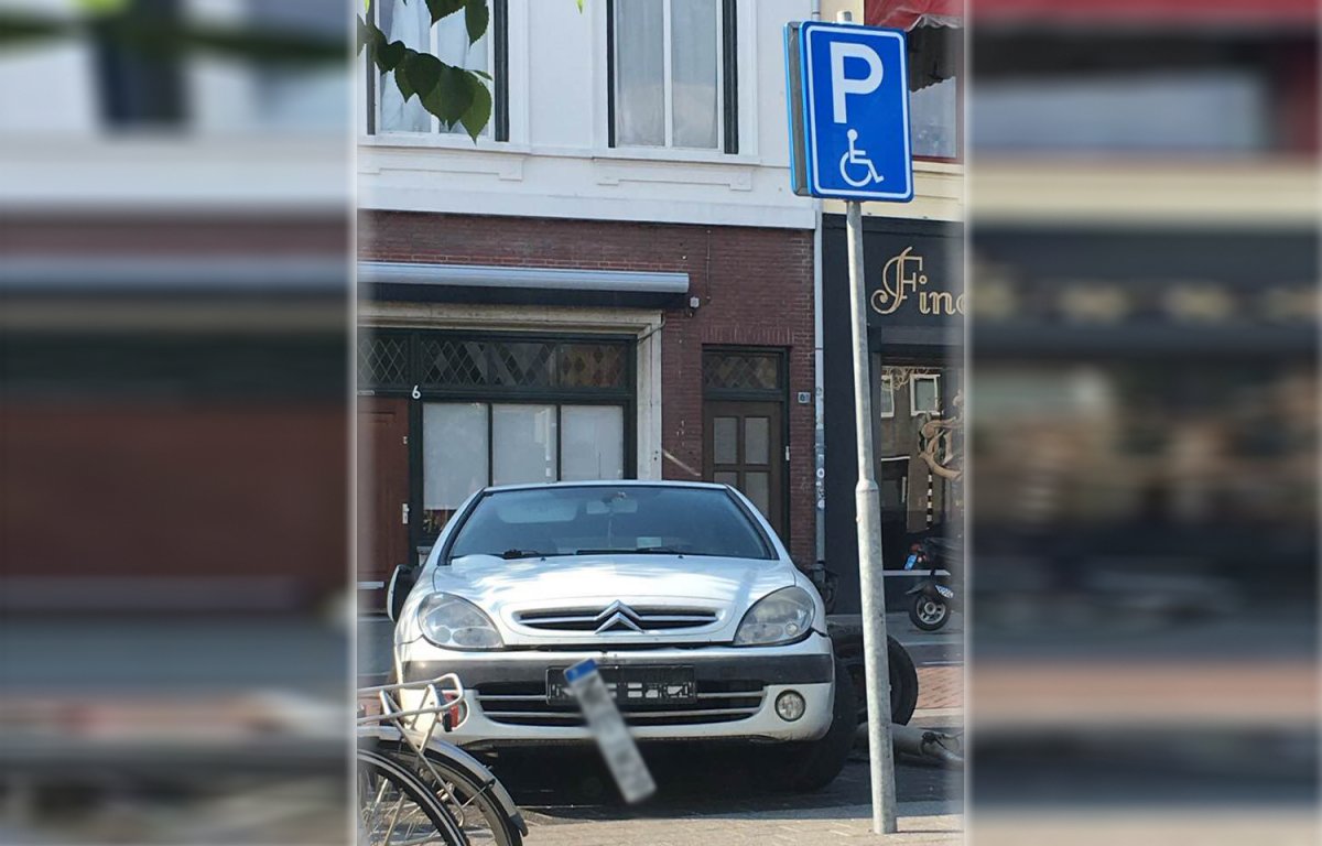 Auto zonder achteras staat na bizar ongeval al bijna week op invalideparkeerplaats