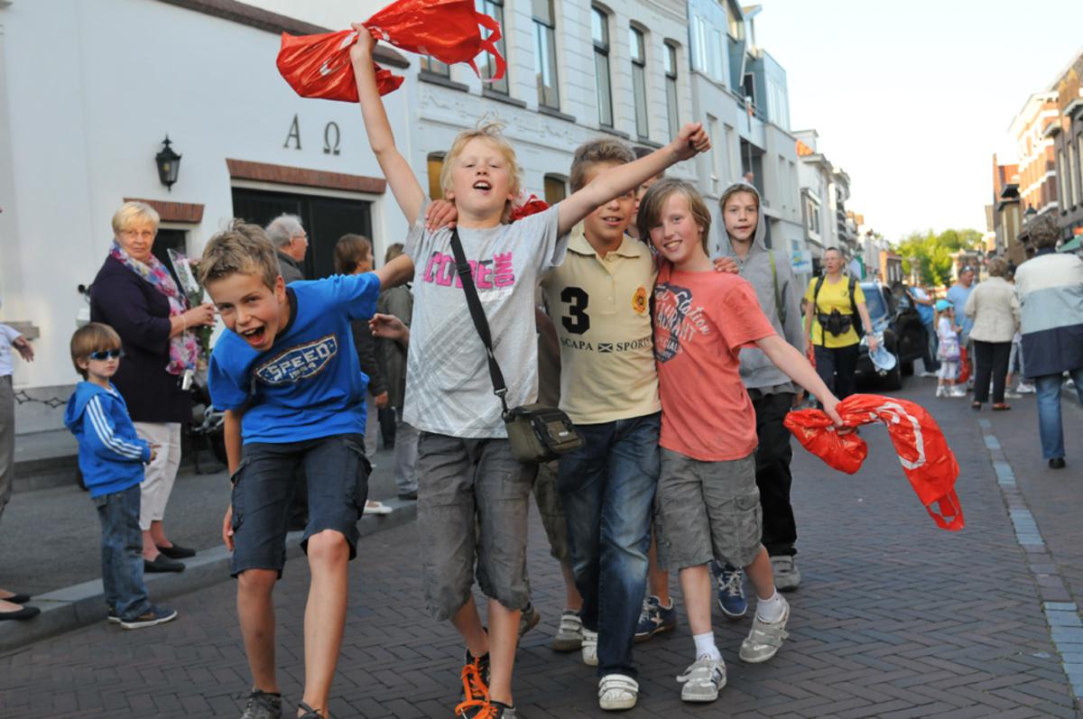 Honderden Bredanaars trokken deze week stevige schoenen aan om aan de jaarlijkse avondvierdaagse mee te lopen foto Perry Roovers