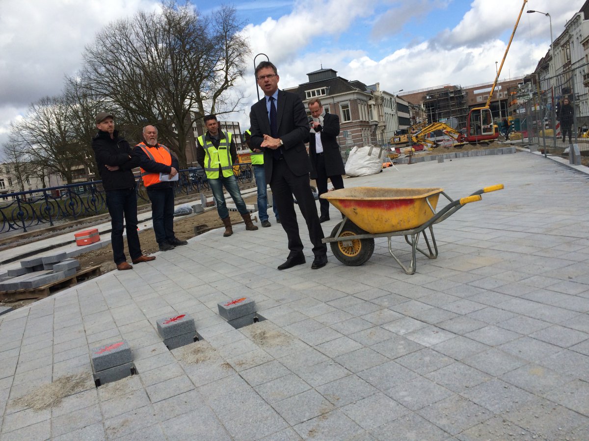 Wethouder Arbouw legt de eerste tegel
