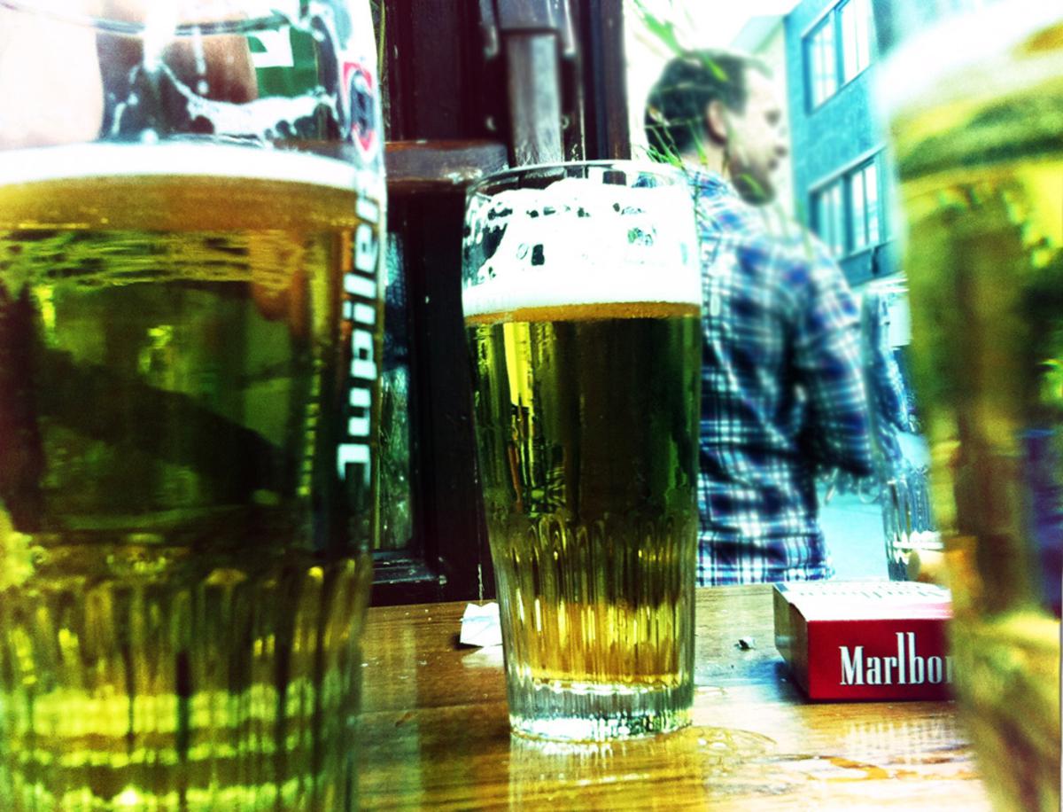 Biertjes op het terras. foto Wijnand Nijs