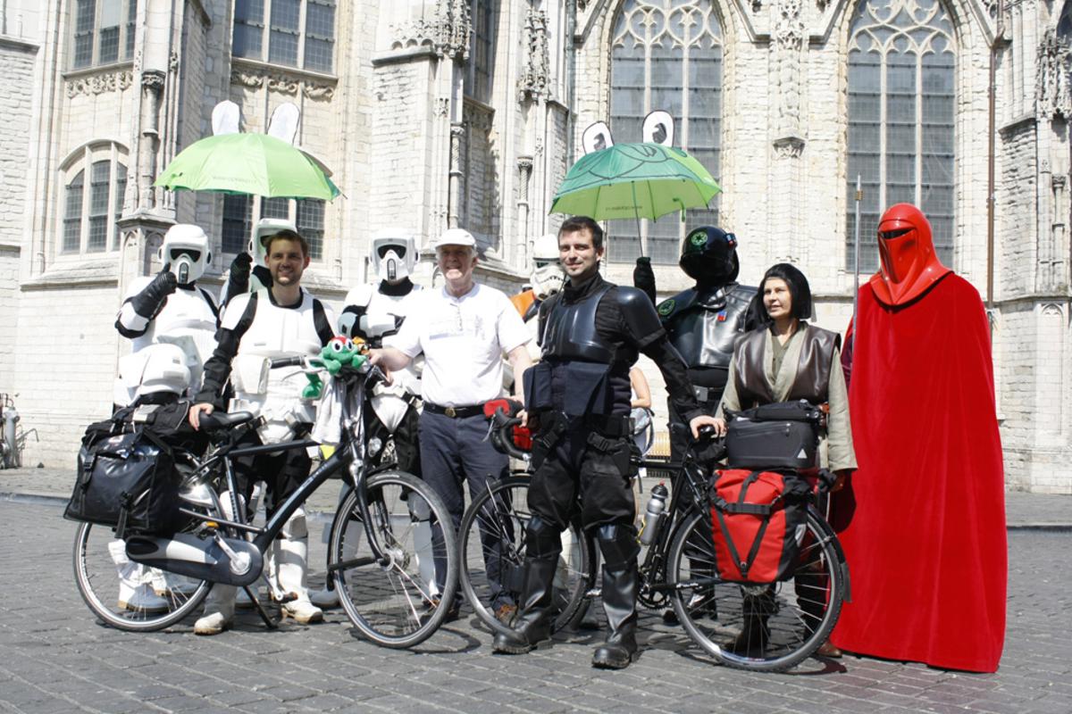 Star Wars op de Grote Markt. Twee Biker Scouts fietsen voor het goede doel. foto Wijnand Nijs