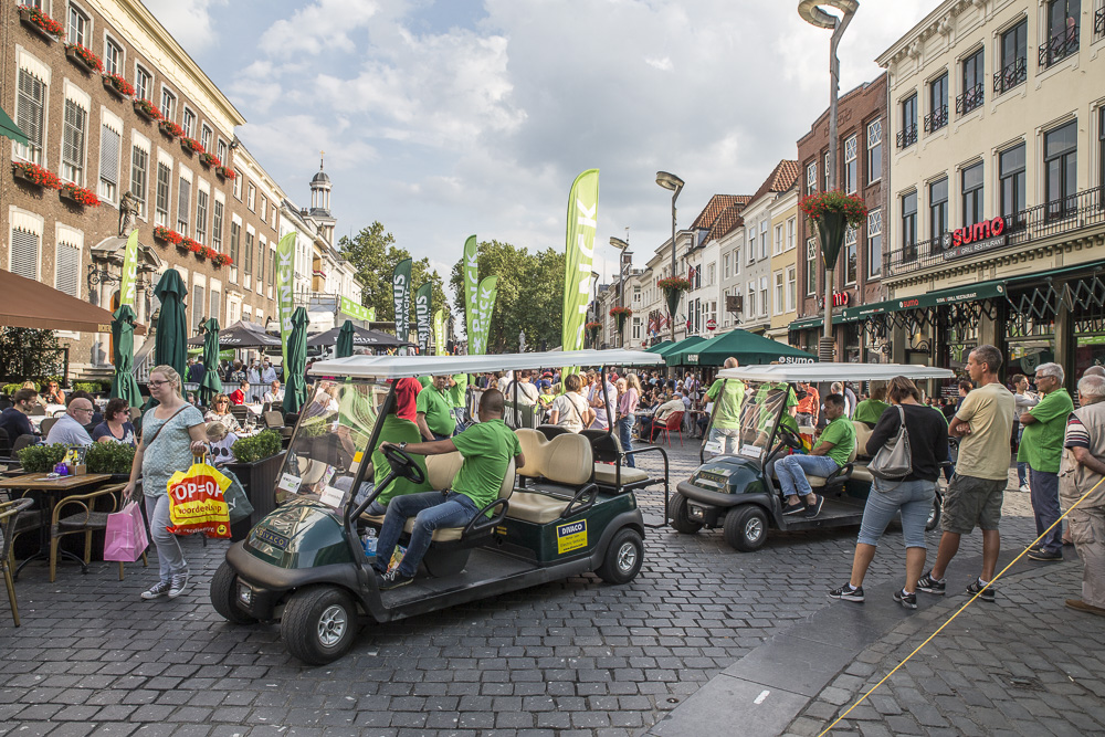 De renners die maandag starten in de BinckBank Tour presenteren zich aan het publiek op de Grote Markt.