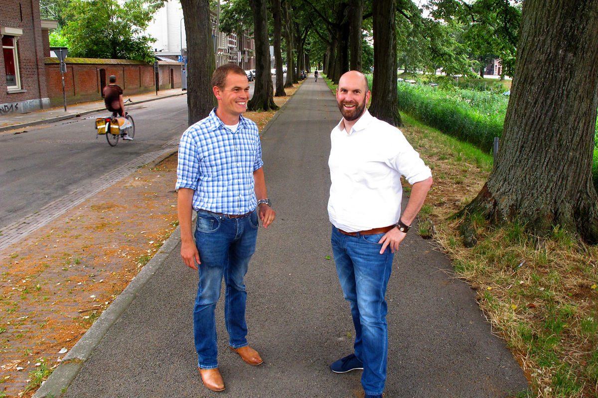 De gemeente gaat de komende 40 jaar (!) de binnensingels omvormen naar een stadspark door naast de bomenrij een wandelpad en een tweede bomenrij aan te leggen. Bomenman Anton Lips en wethouder Boaz Adank bij de Mauritssingel.
