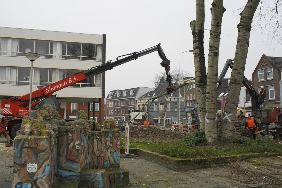 Bomen worden gekapt als voorbereiding op de herinrichting van het Dr. Jan Ingenhouszplein. foto Debra van der Heide