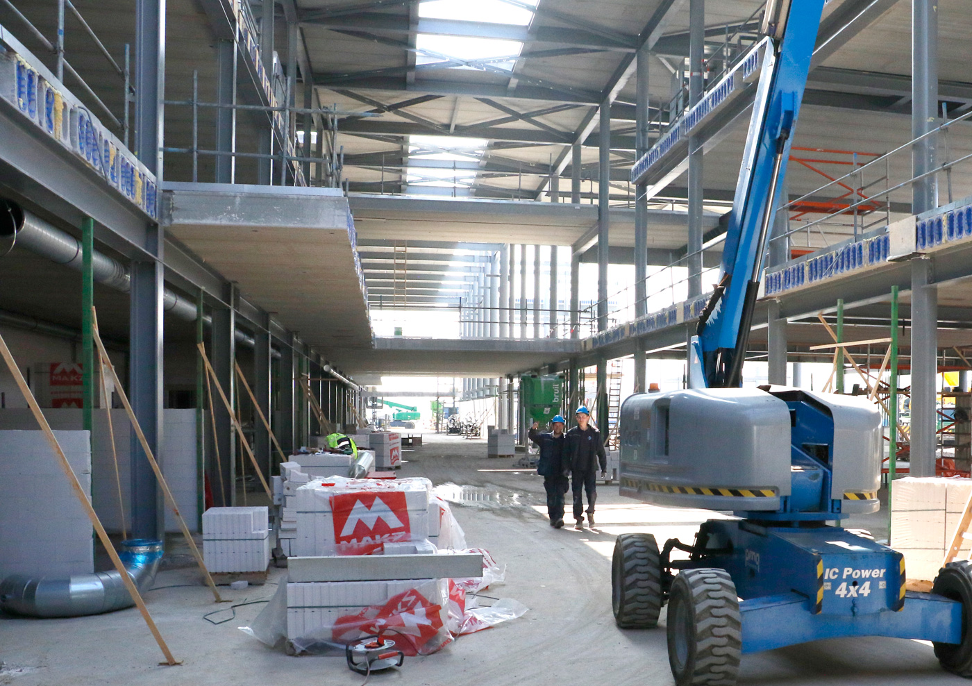 Evenementencomplex Breepark in aanbouw, 21 april 2017.