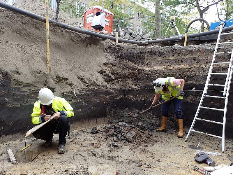 Archeologen onderzoeken de grond onder het Kasteelplein.