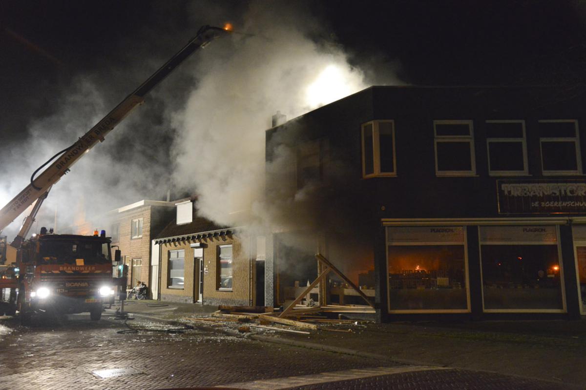 Brand growshop De Boerenschuur aan de Oranjeboomstraat. foto Perry Roovers/SQ Vision