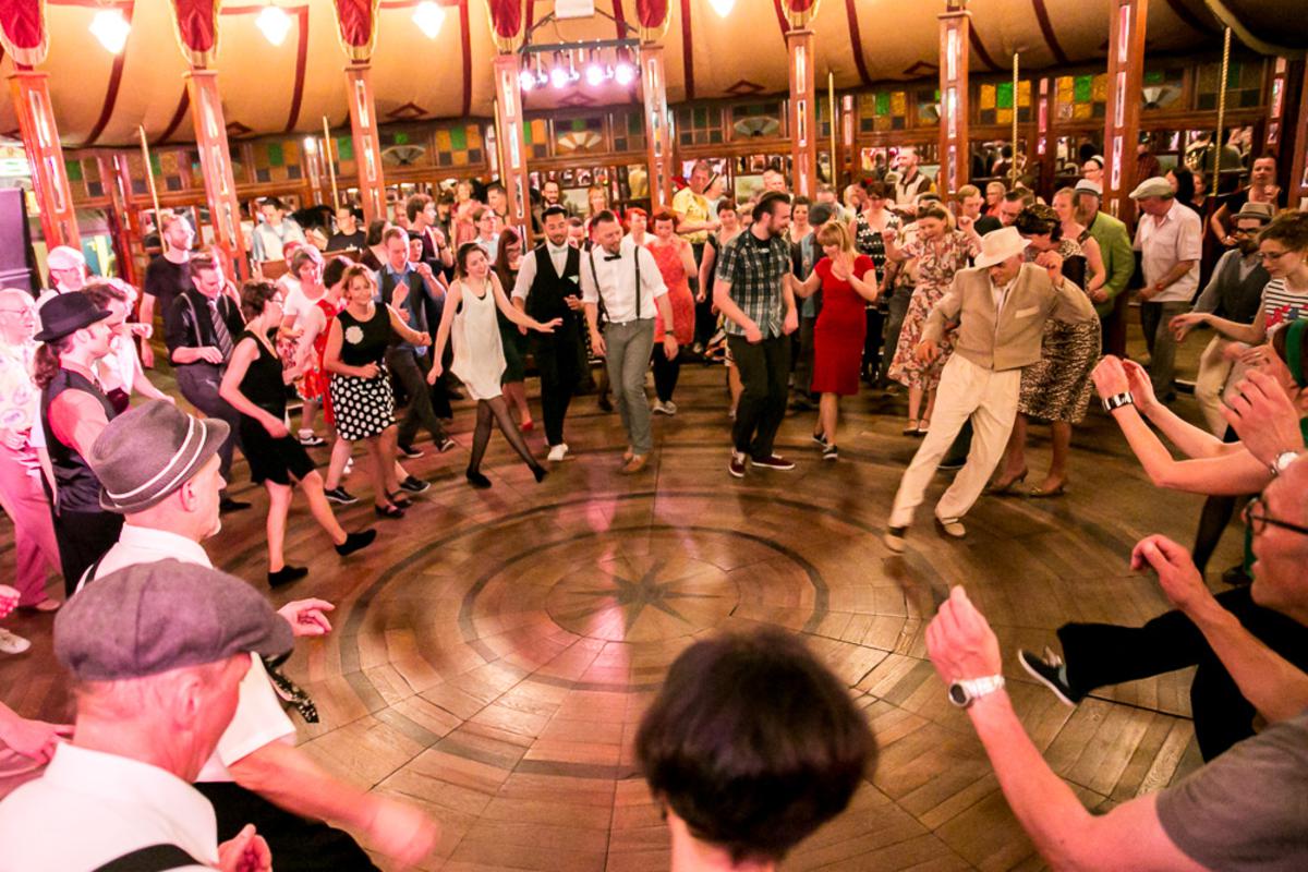 Een dansje in de Spiegeltent