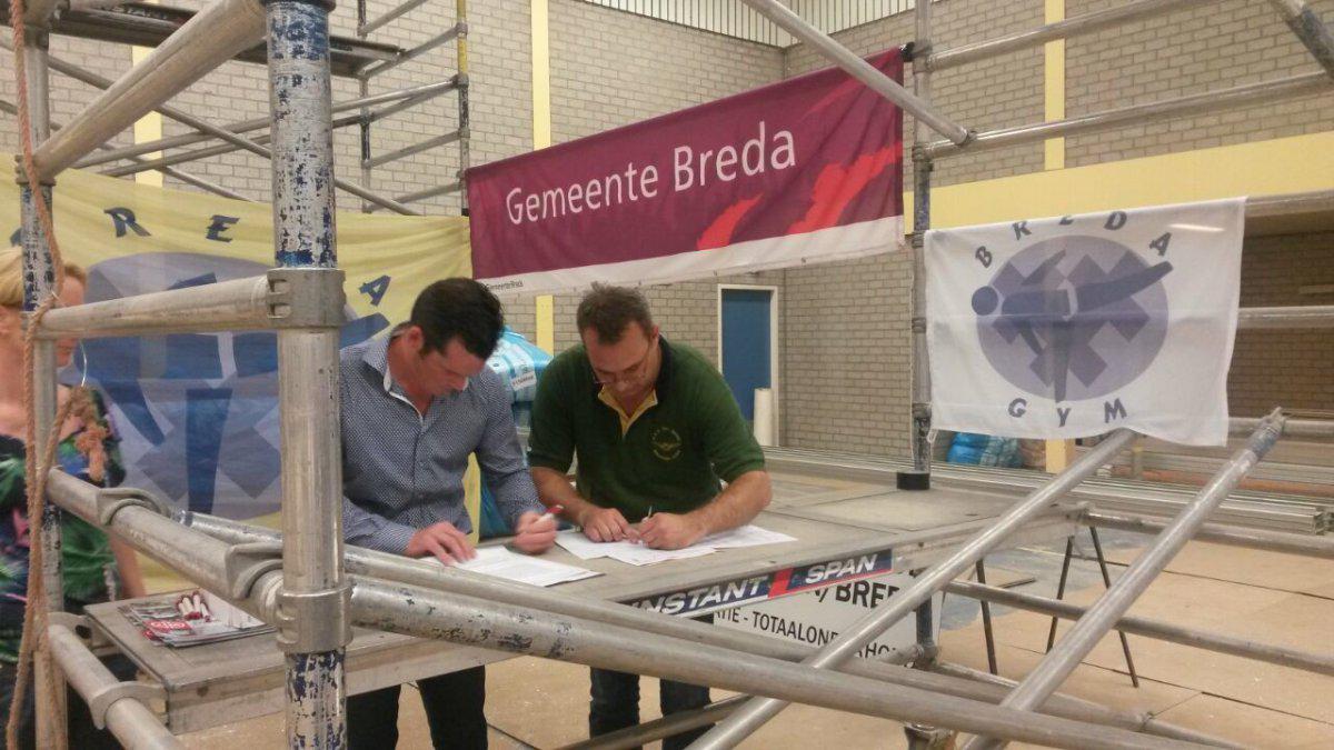 De ondertekening van het huurcontract door Pieter Delacourt en wethouder Bernie van den Berg