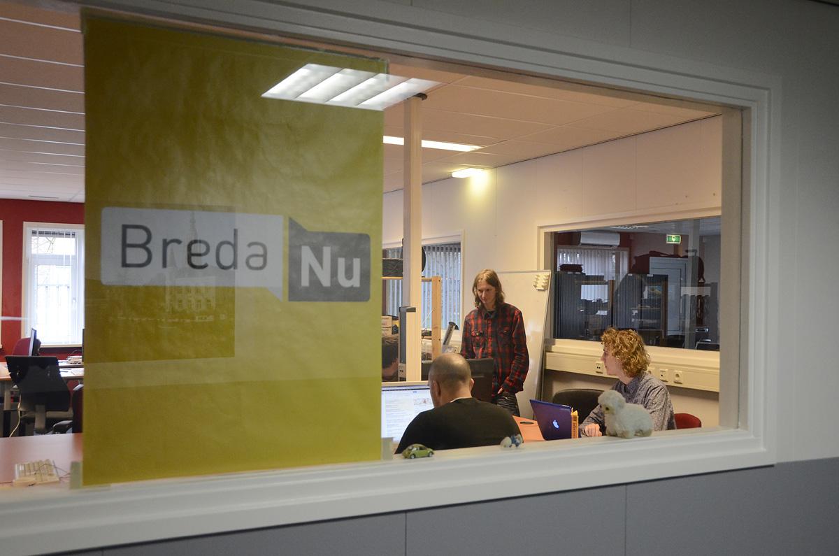 De redactie van BredaNu bij het Radius College. foto Hinke Rutten