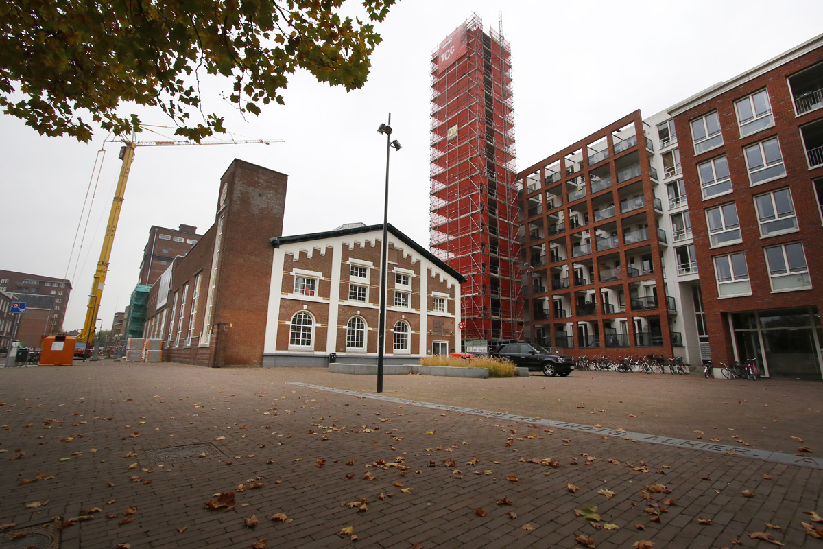 Het Ceresplein, met de voormalige brouwerij. De oude schoorsteen staat in de steigers vanwege renovatie.