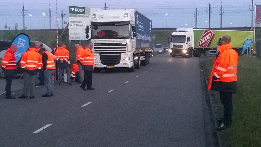 Vrachtwagenchauffeurs voeren actie tegen 0% loonsverhoging. foto Henri Janssen