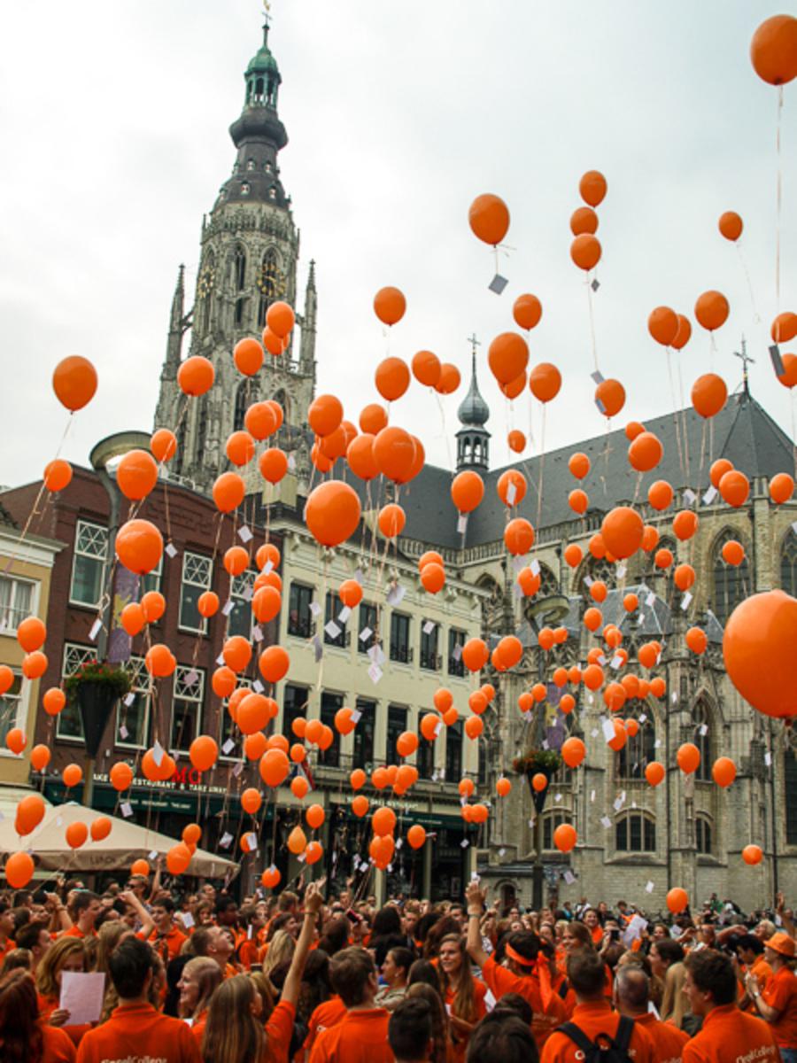300 oranje ballonnen op de Grote Markt.