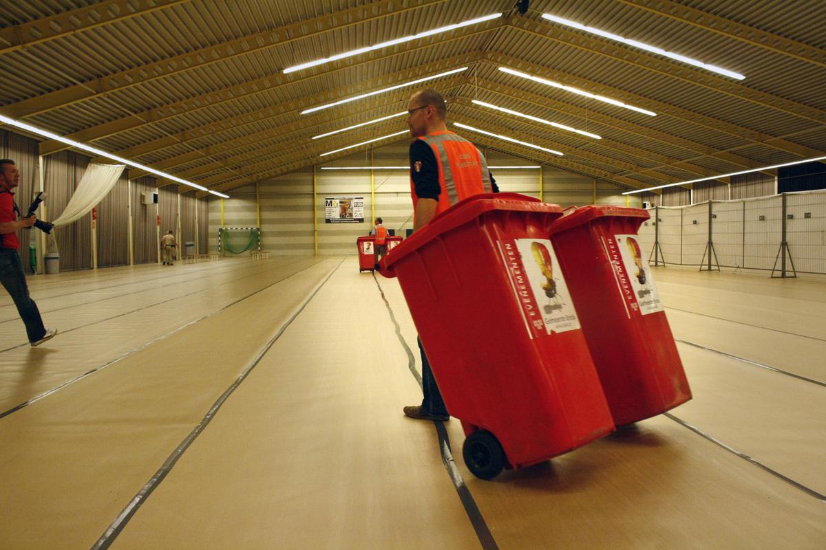 Het Racketcentrum aan de Terheijdenseweg wordt in gereedheid gebracht voor de opvang van 250 vluchtelingen gedurende 72 uur.