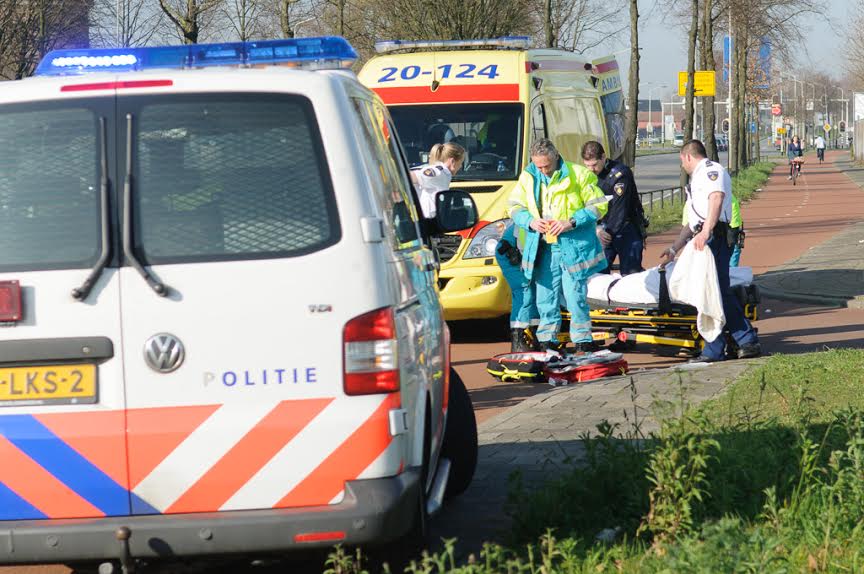 Fietsster gewond na aanrijding op de Crogtdijk. foto Tom van der Put/SQ Vision