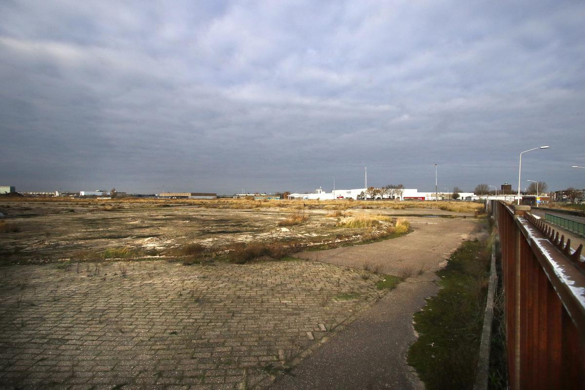 Het terrein van de voormalige suikerfabriek van CSM aan de Markkade. Sinds de sloop in 2009 ligt het terrein braak.