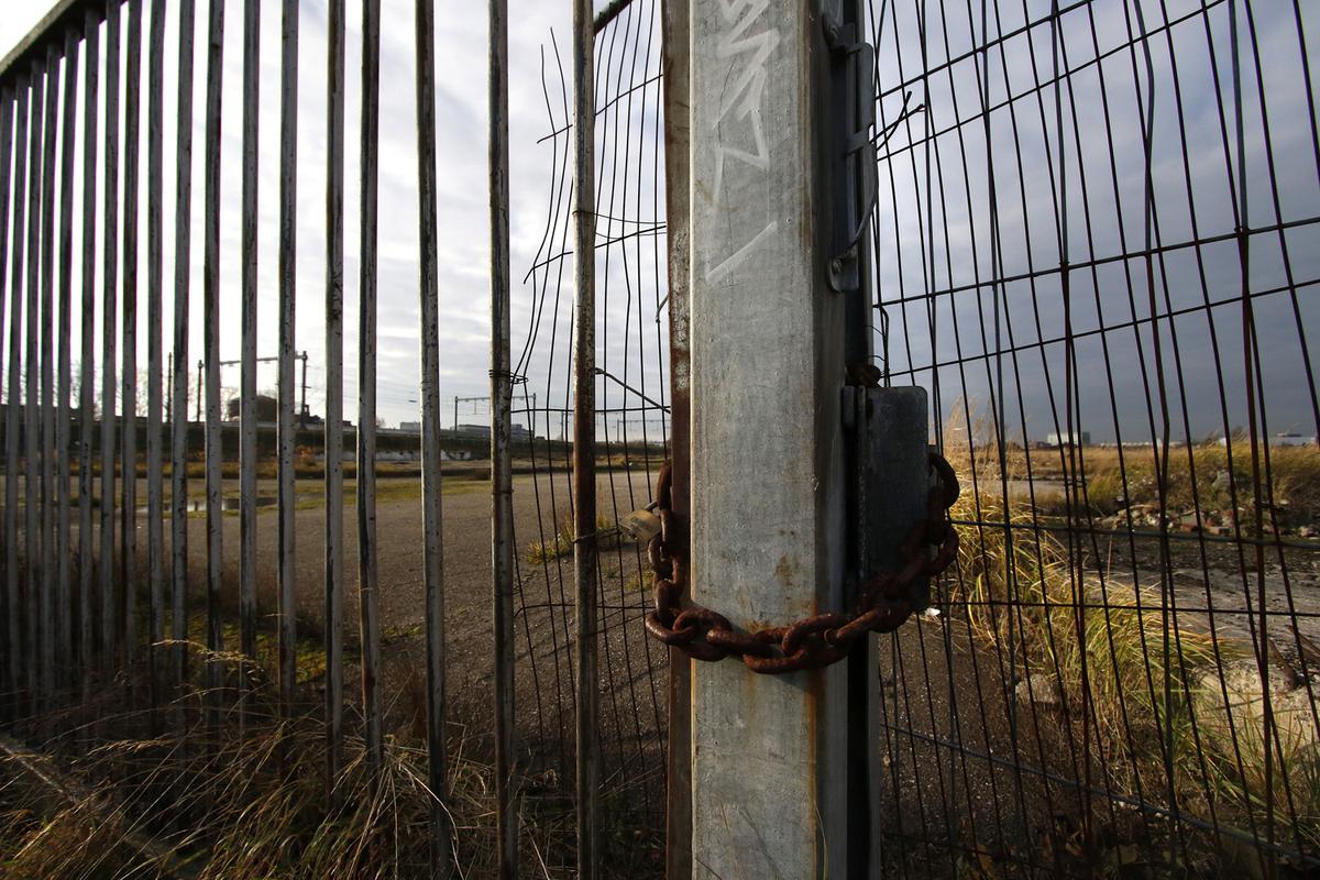 Het terrein van de voormalige suikerfabriek van CSM aan de Markkade. Sinds de sloop in 2009 ligt het terrein braak.