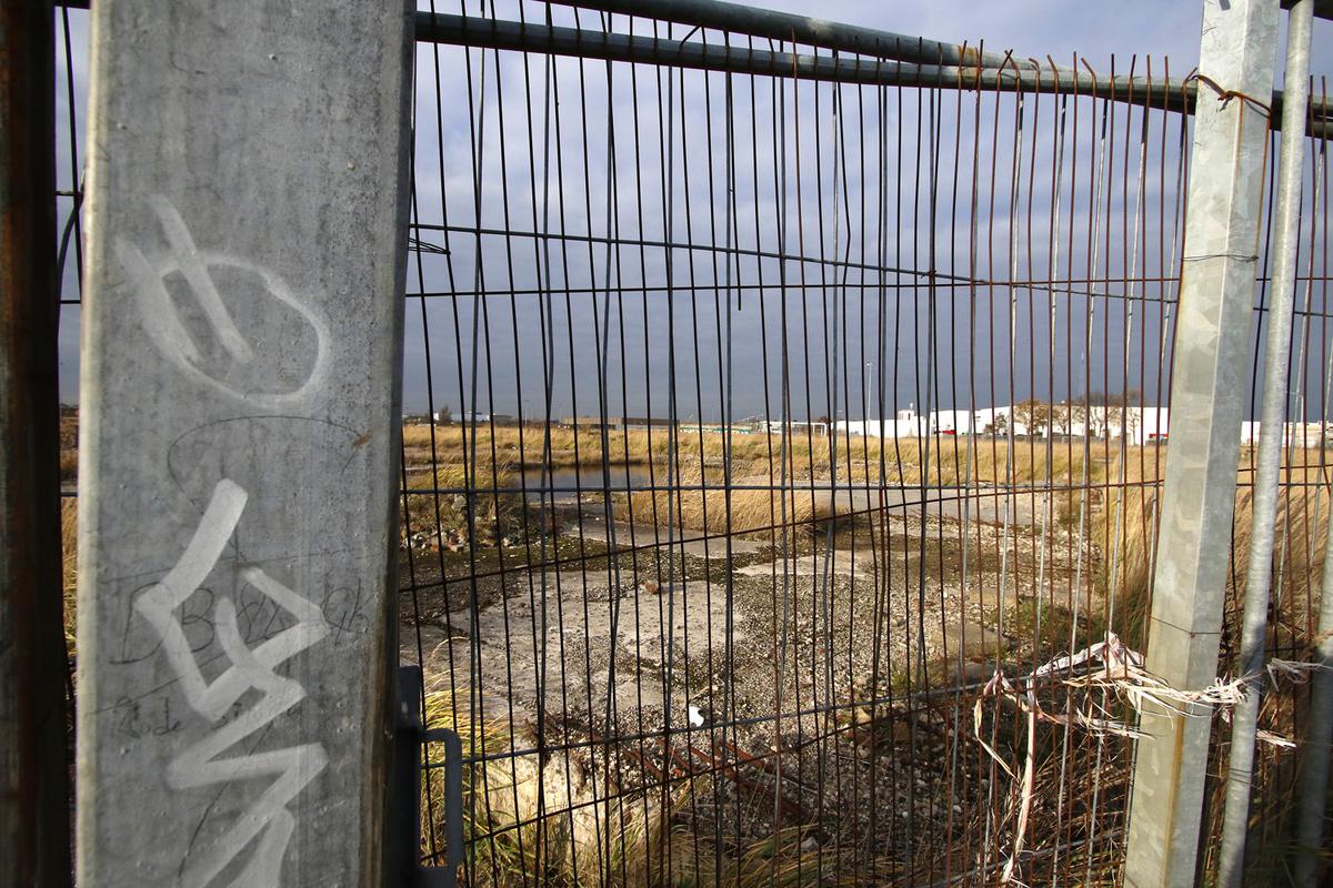 Het terrein van de voormalige suikerfabriek van CSM aan de Markkade. Sinds de sloop in 2009 ligt het terrein braak.