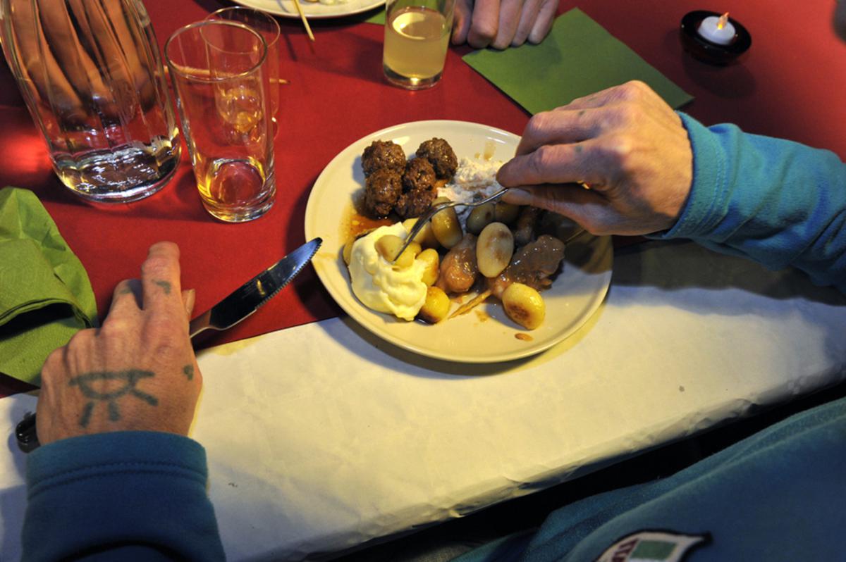 Een speciaal kerstdiner gemaakt door studenten van de NHTV voor daklozen. foto Janet Olde Wolbers