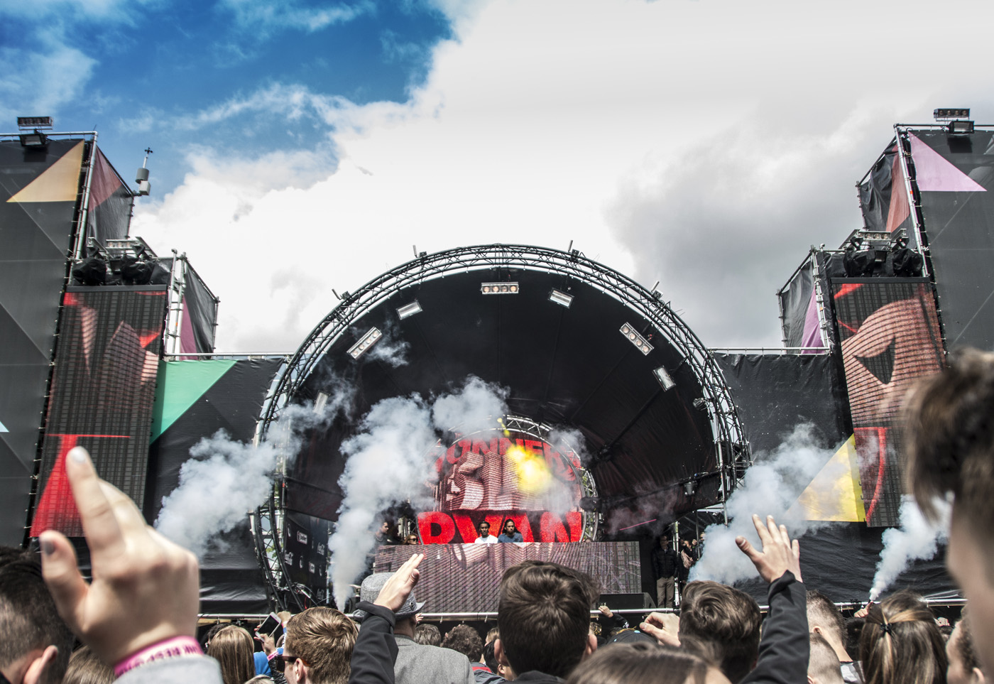 Dancetour Breda 2016, met onder meer optredens van Dannic, Kill The Buzz en Sunnery James & Ryan Marciano, Dirtcaps Release the Bull, Blasterjaxx en Ummet Ozcan.