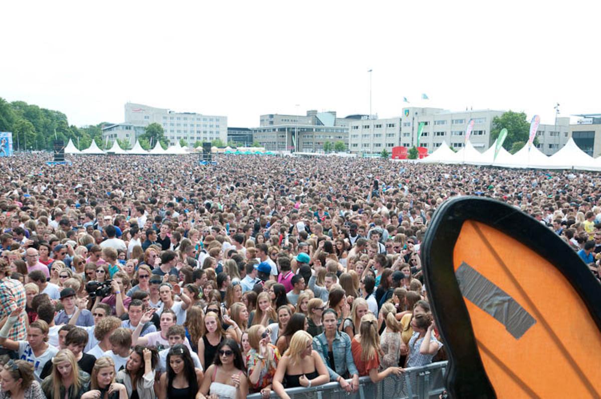 Harde muziek, goed weer en veel publiek. Dancetour 2011 bleek ook weer een succes. foto Thaddeuz