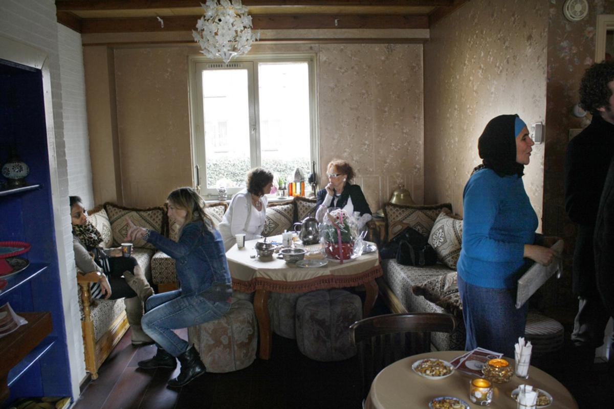 Theesalon De Struyck ging vrijdagmiddag 8 maart opnieuw open, nu aan het Planciusplein. foto Madieke Heesters