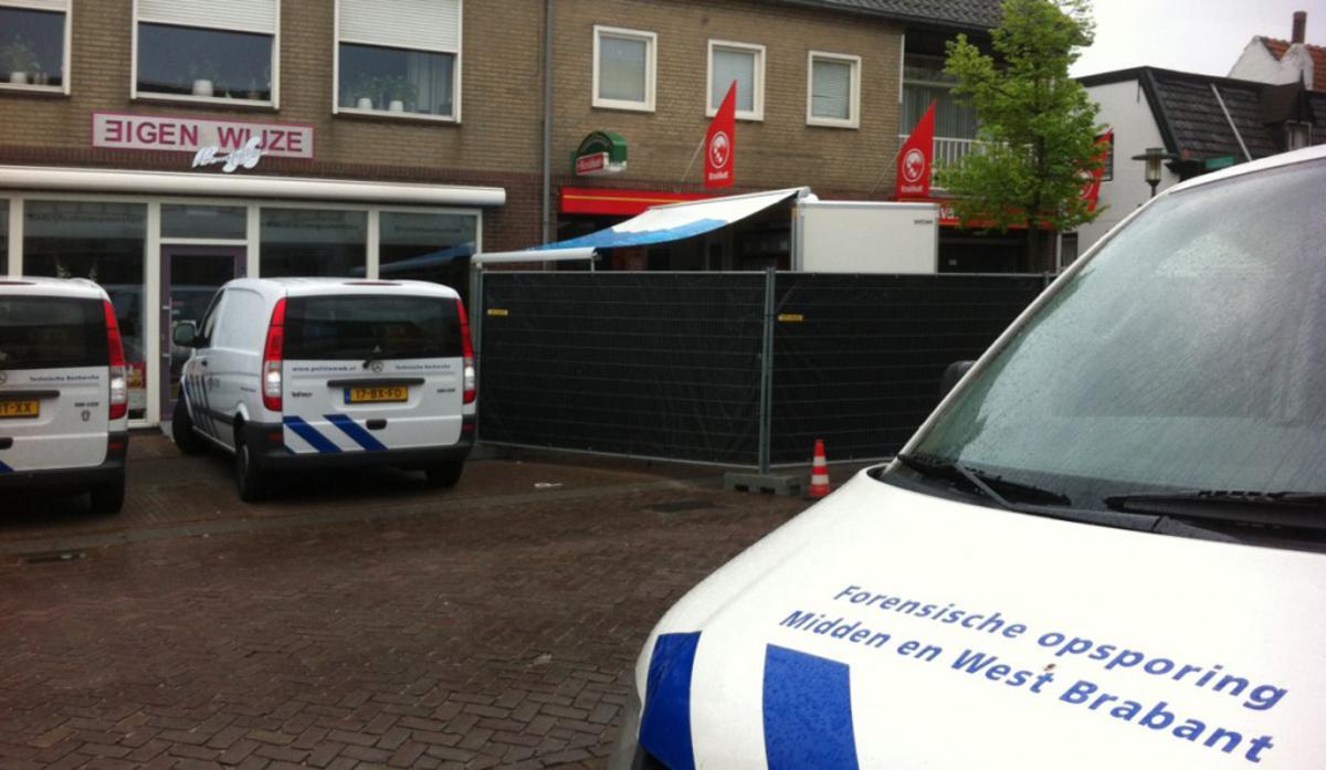 De politie onderzoekt de plaats in Ulvenhout waar in de nacht van maandag op disndag een dode man is gevonden. foto Serge Mouthaan