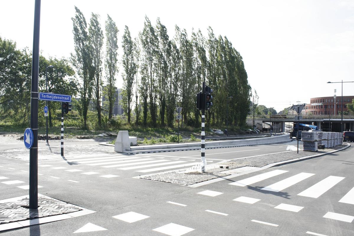De nieuwe onderdoorgang bij het spoor. Op de plaats van de wuivende populieren komt een appartementencomplex in het nieuwe plan voor Drie Hoefijzers Noord.