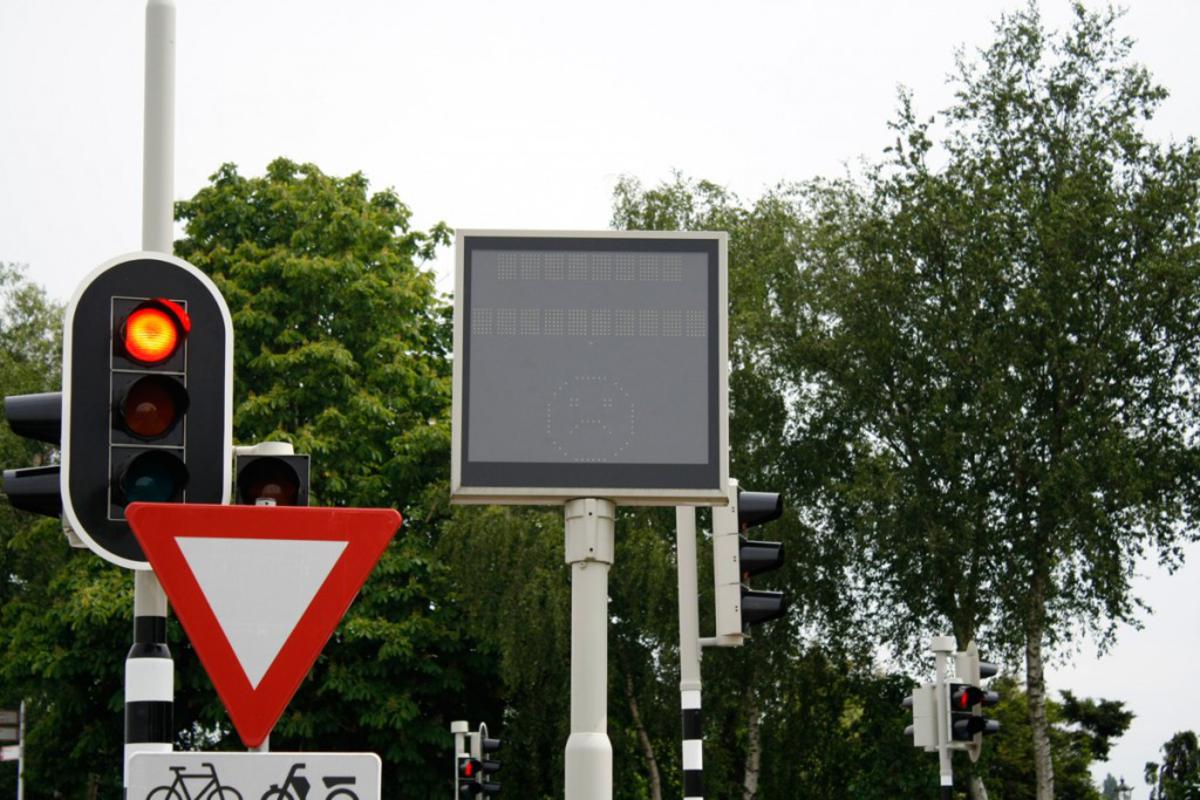 Een bord bij een droevige smiley moet het verkeer door Teteringen ontmoedigen. foto Thijs Kroezen