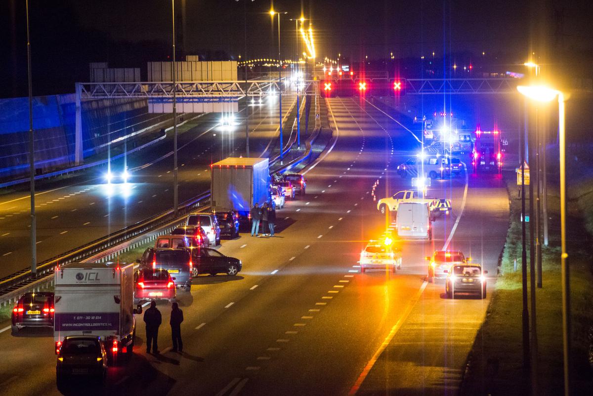Bij een ongeval op de A16 bij Prinsenbeek is een 24-jarige man uit Dordrecht om het leven gekomen.