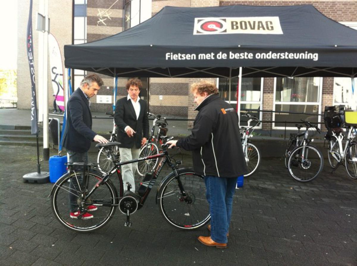 Wethouder Selcuk Akinci bewondert een e-fiets.