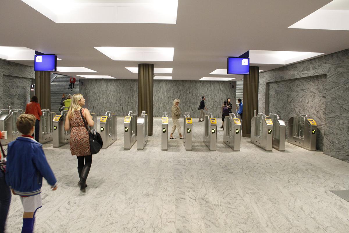 Breda Centraal, inchecken.